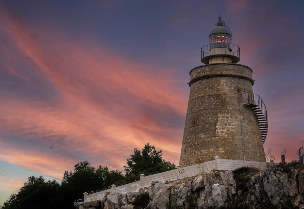 Faro de Punta de la Mona La Herradura