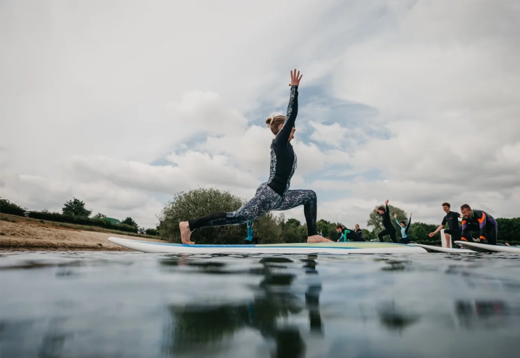Namasté op zee: yoga op een wiebelplank