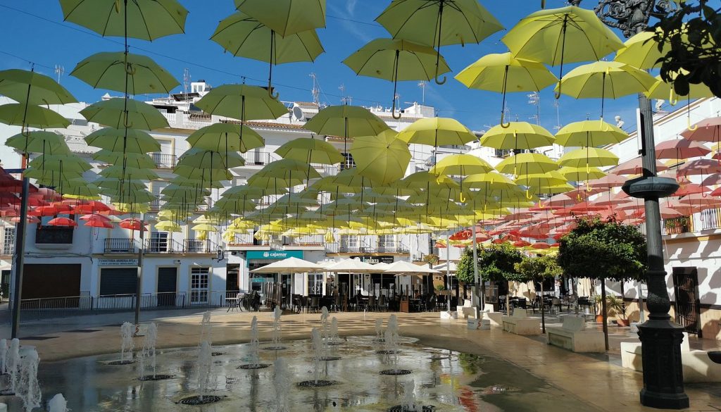 De paraplu’s van Torrox: Plaza de la Constitución